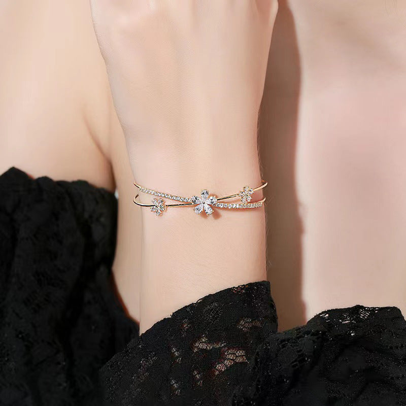 Bracelet de niche de fleurs enlacée de diamant pour femmes