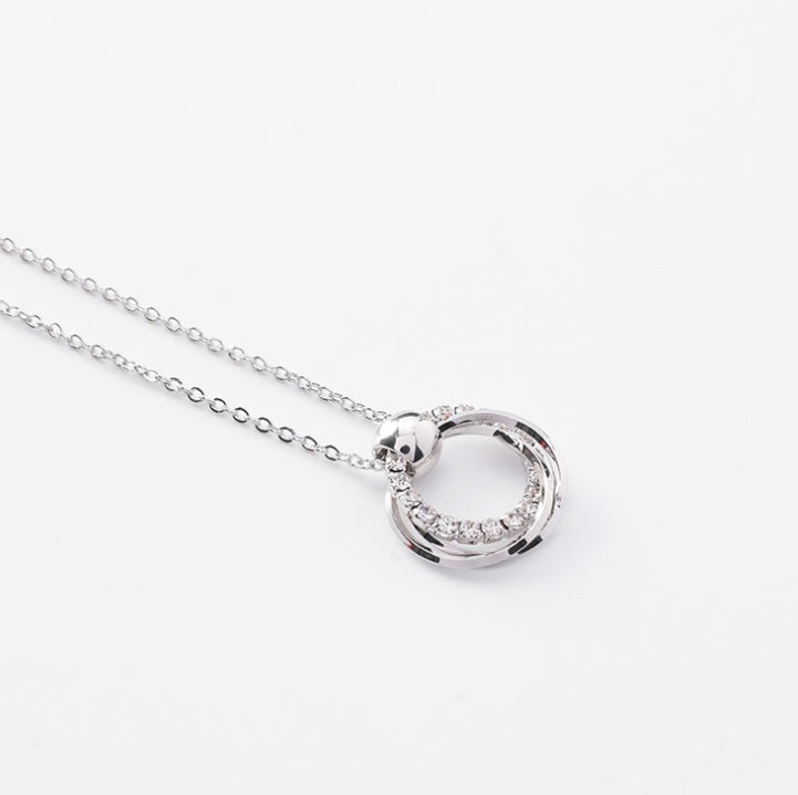 Versión coreana del temperamento Pendientes de perforación silvestre simples Pendientes de anillo hueco de diamantes personalizados con el collar