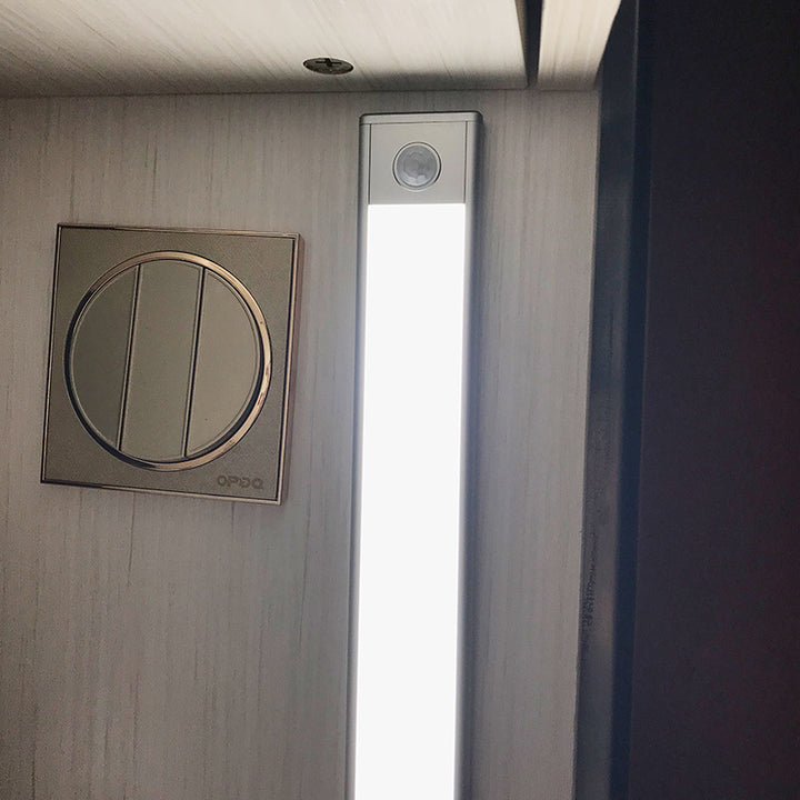 Bevegelsessensor LED under skapets lys USB -oppladbar garderobeskap Nattlys for kjøkken innendørs vegglamper