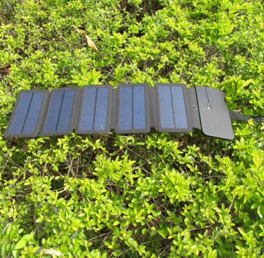 Dış Mekan 8W Katlanır Güneş Şarj Cihazı Doğrudan Şarj Katılır Güneş Paketi Off-Road Acil Durum Mobil Güç Kaynağı