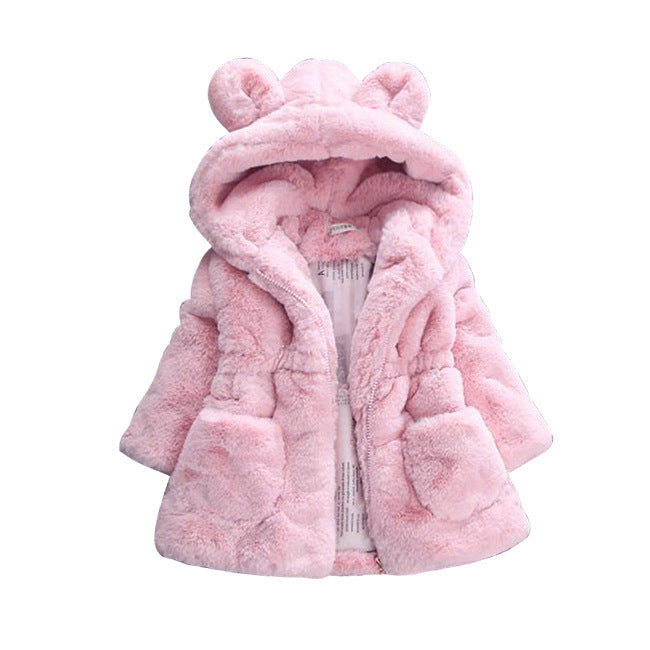 O haină de blană a unei fete pentru toamnă și iarnă