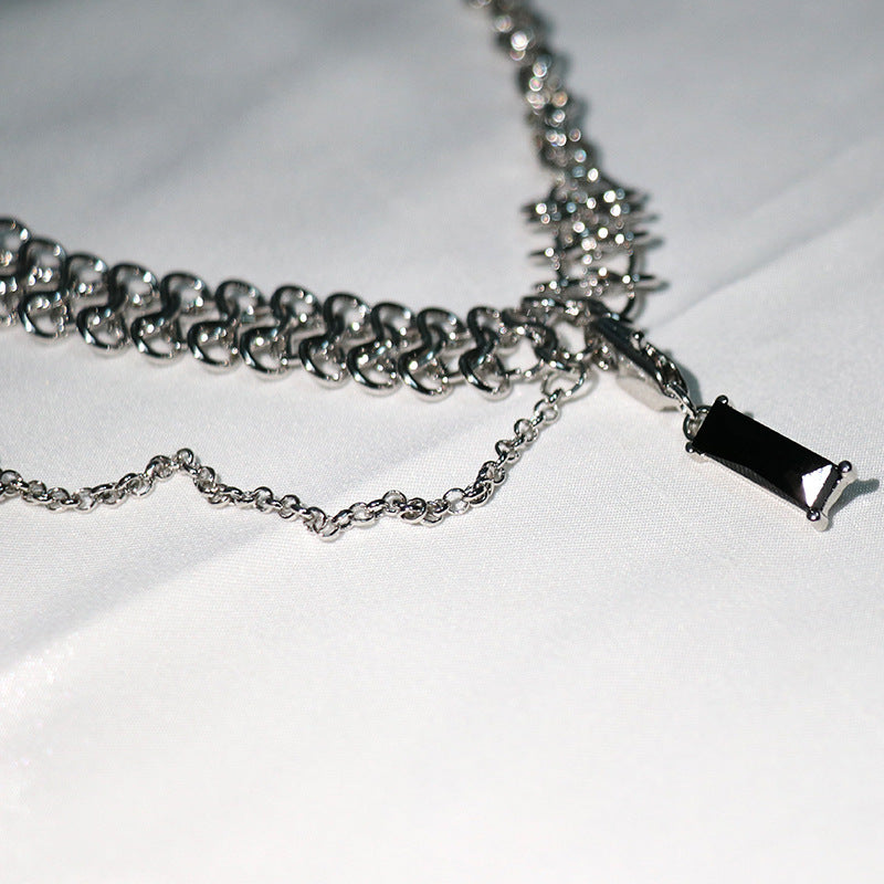 Neue Nischendesign Trendy Light Luxus -Schlangekette Kette Schwarzer Juwel Anhänger abnehmbarer Twistnähen Halskette Frau