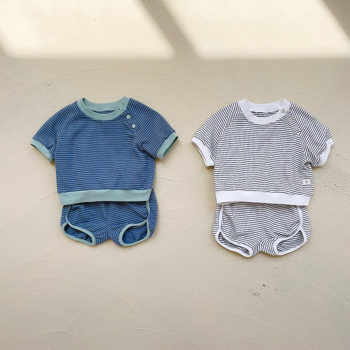 Vauvan raidalliset shortsit asettavat taapero vauvan kaksiosainen sarja