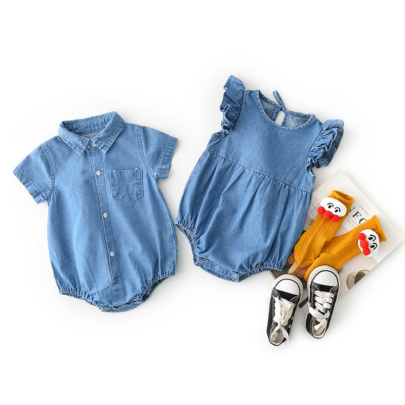 Yenidoğan bebek gömlekleri, yakalar, kollar, kot pantolon, şapkalar, üçgen tarama kıyafetleri giyen bebek kardeşler ve kız kardeşler