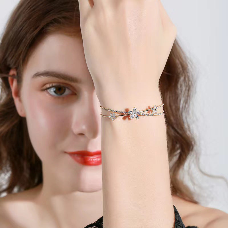Bracelet de niche de fleurs enlacée de diamant pour femmes