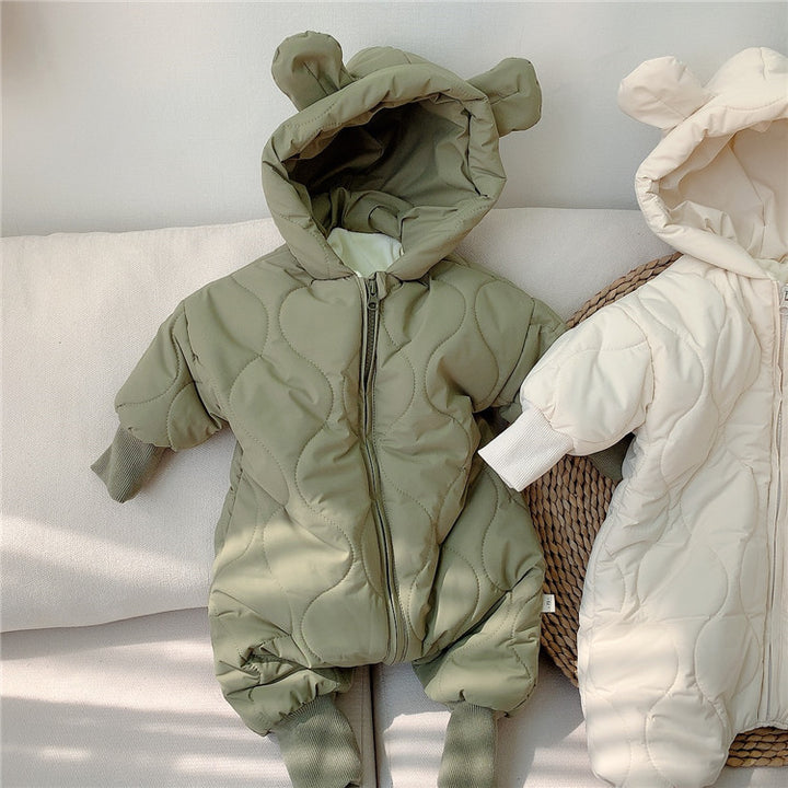 男性と女性の赤ちゃんのクマは、暖かい冬の服を厚くしました