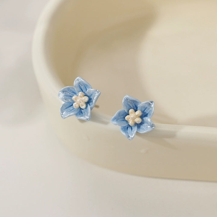 De blå blomsterstudøreringene er delikate og små