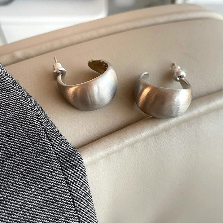 Boucles d'oreilles en argent givrées minimalistes des femmes