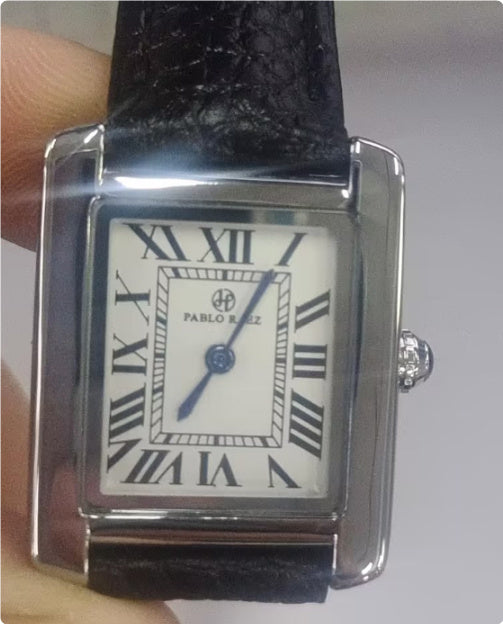 Reloj de cuarzo a escala romana de la dial rectangular de las mujeres.