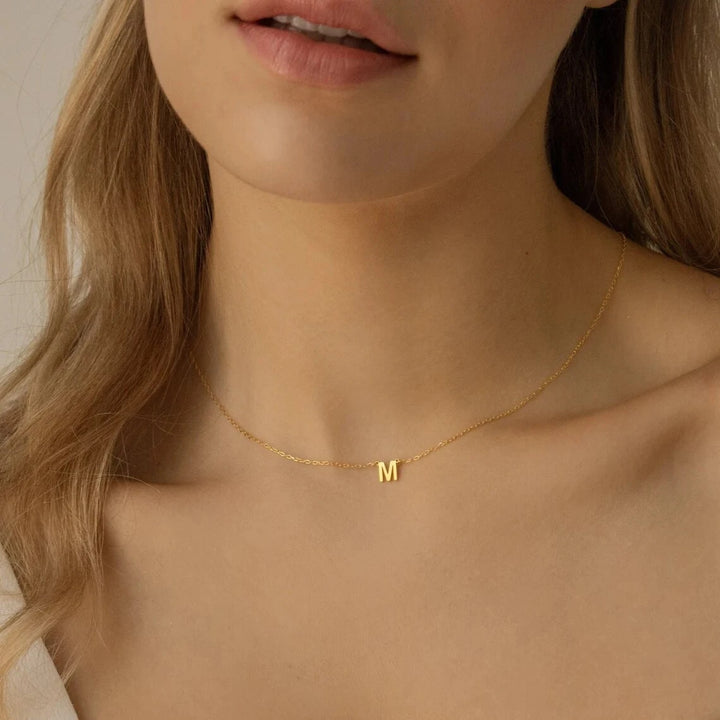 Collier de 26 lettres mode simple en acier inoxydable L'or ne s'est pas s'estompé