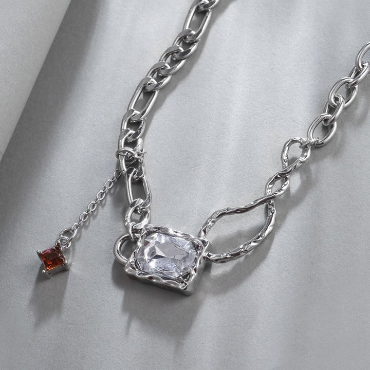 Collier de zircone cube sucré, cool et épicé pour les femmes, style froid et distant, niche et tempérament haut de gamme, chaîne de clavicule