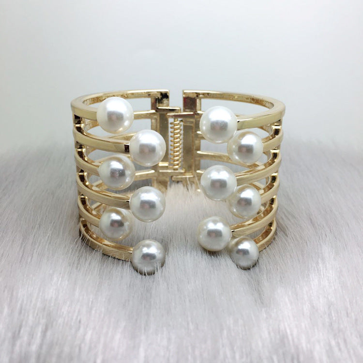 Female pearl bracelet