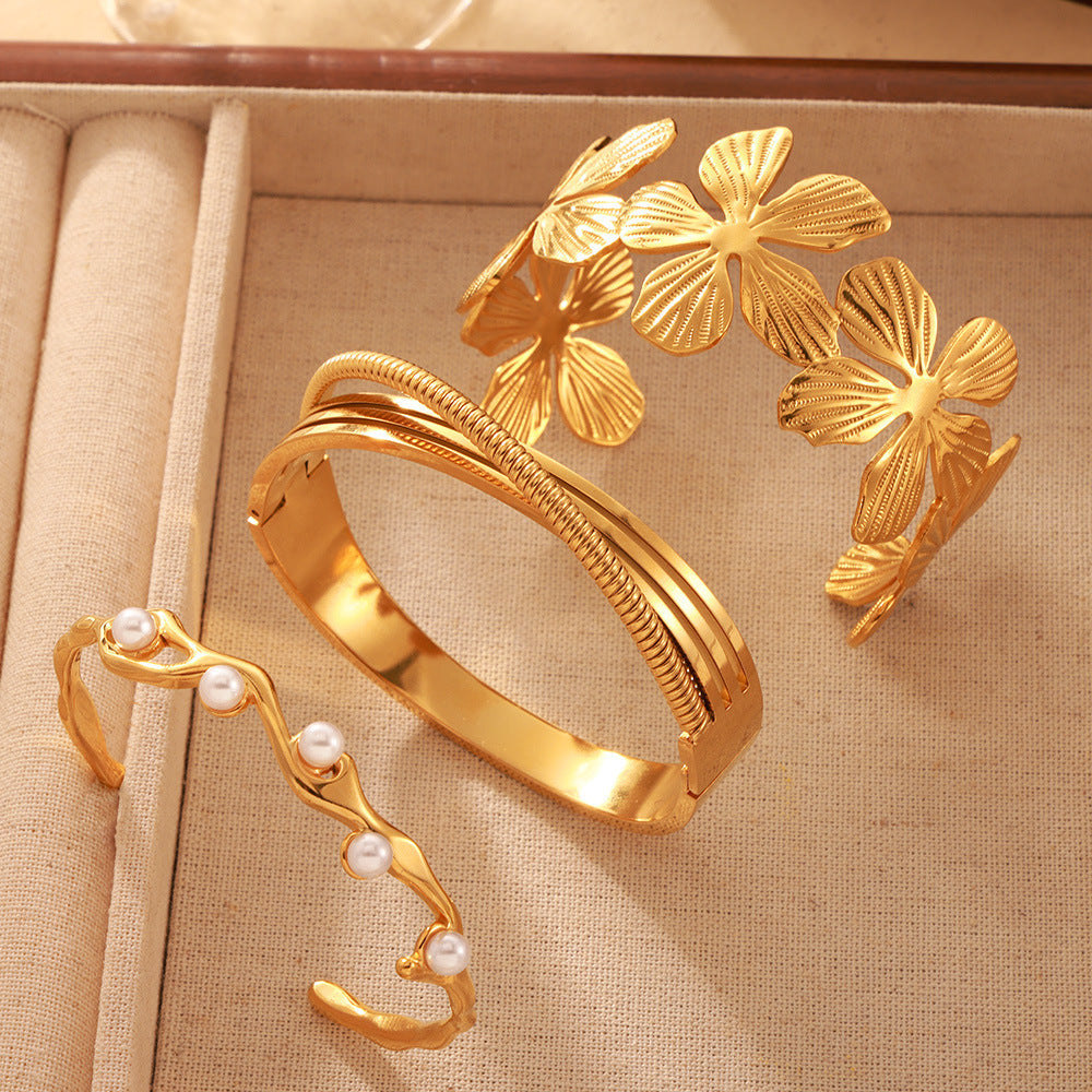 Brazalete de estilo pastoral chapado en oro de acero titanio