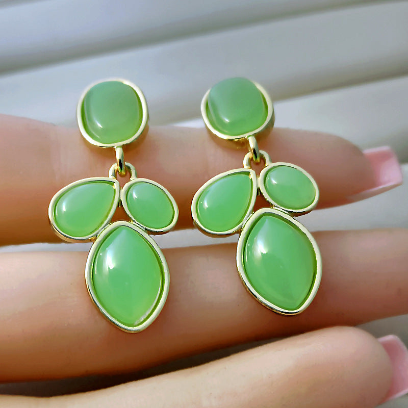 Модни светло зелени инделирани обеци от скъпоценни камъни