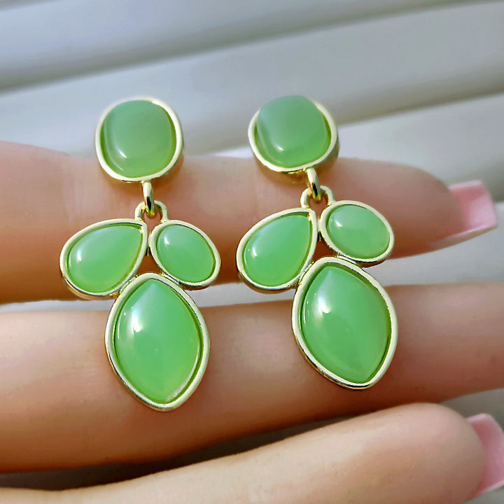 Pendientes de piedras preciosas de calcedería con incrustaciones verdes luz de moda