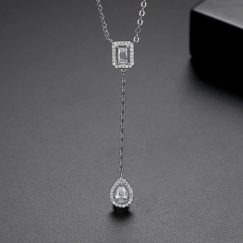 Cuivre pour femmes incrusté du collier pendentif en zircon