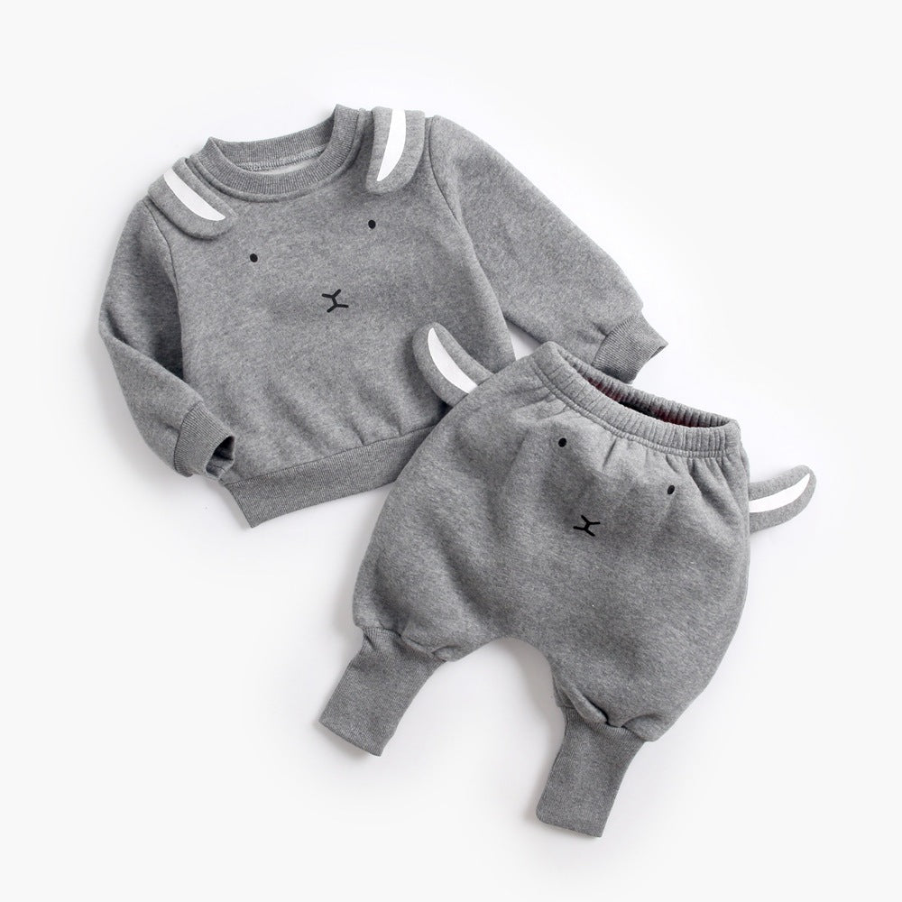 赤ちゃんとベルベットのセータースーツ