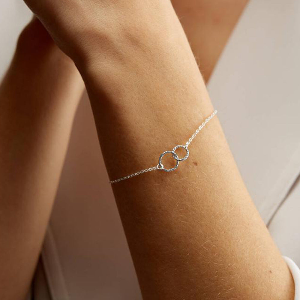 Bracelet de marteau à double anneau à double anneau des femmes