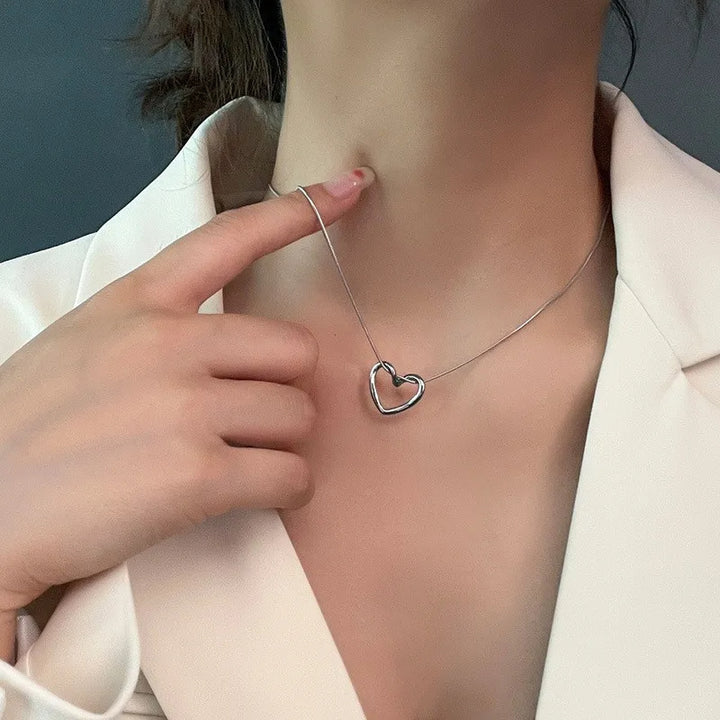 Mode sieraden Taillesless Steel Twist Hollow Heart Hangketting voor vrouwen Spicy Girls Simple sleutelbeen ketens sieraden Gift