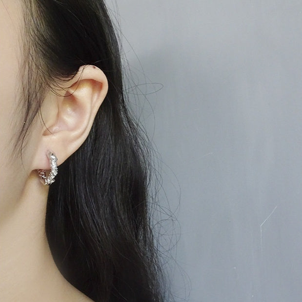 Boucles d'oreilles de qualité de texture de pli de surface des femmes
