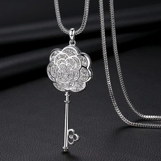 Women's accessories necklace sweater chain