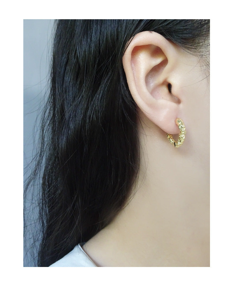 Boucles d'oreilles de qualité de texture de pli de surface des femmes