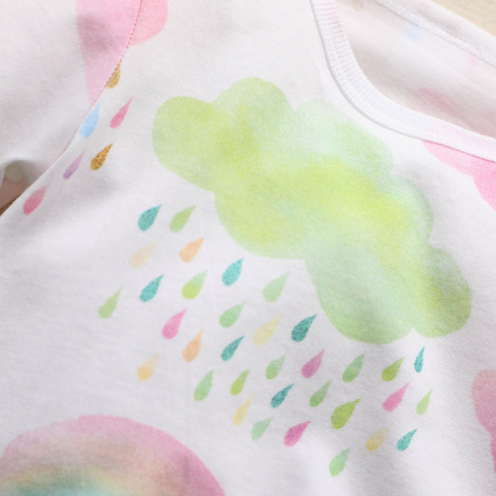 Roupas coloridas de bebê em nuvem de uma peça