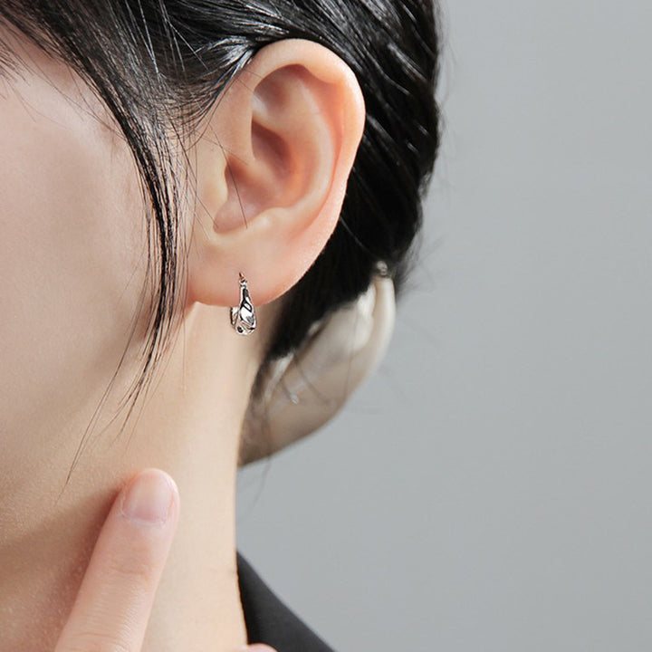 Boucles d'oreilles de goujon à bande mobius en argent sterling pour femmes