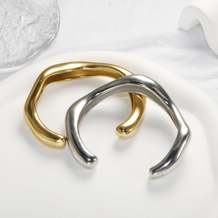 Bracciale a forma di C curvo lucido delle donne di moda