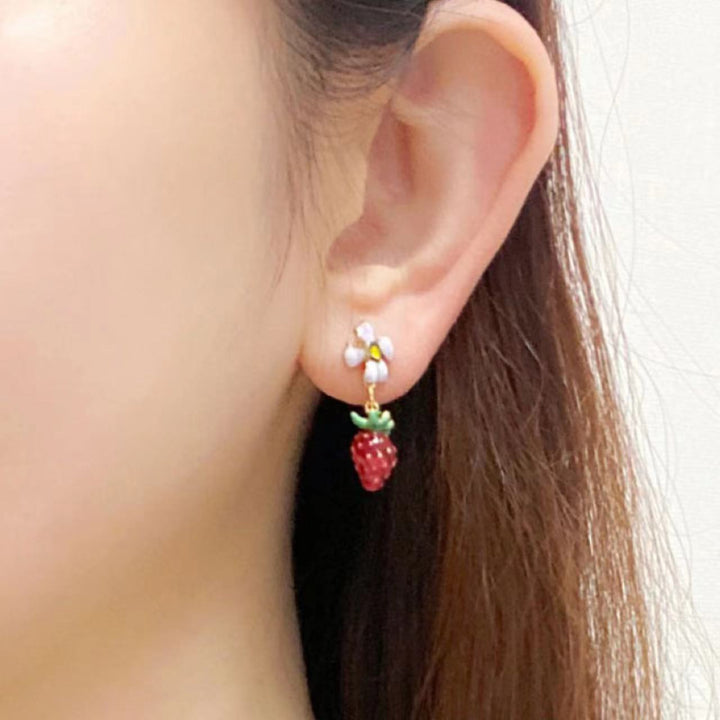 Boule d'oreilles de goujon à fleurs de fraise à huile pour femmes et mignonne