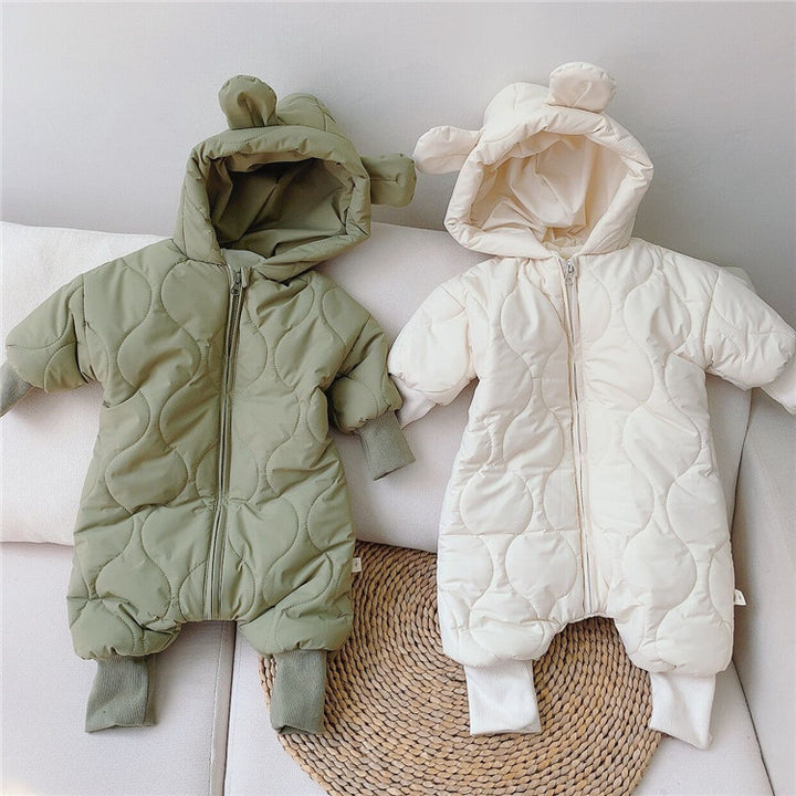 男性と女性の赤ちゃんのクマは、暖かい冬の服を厚くしました