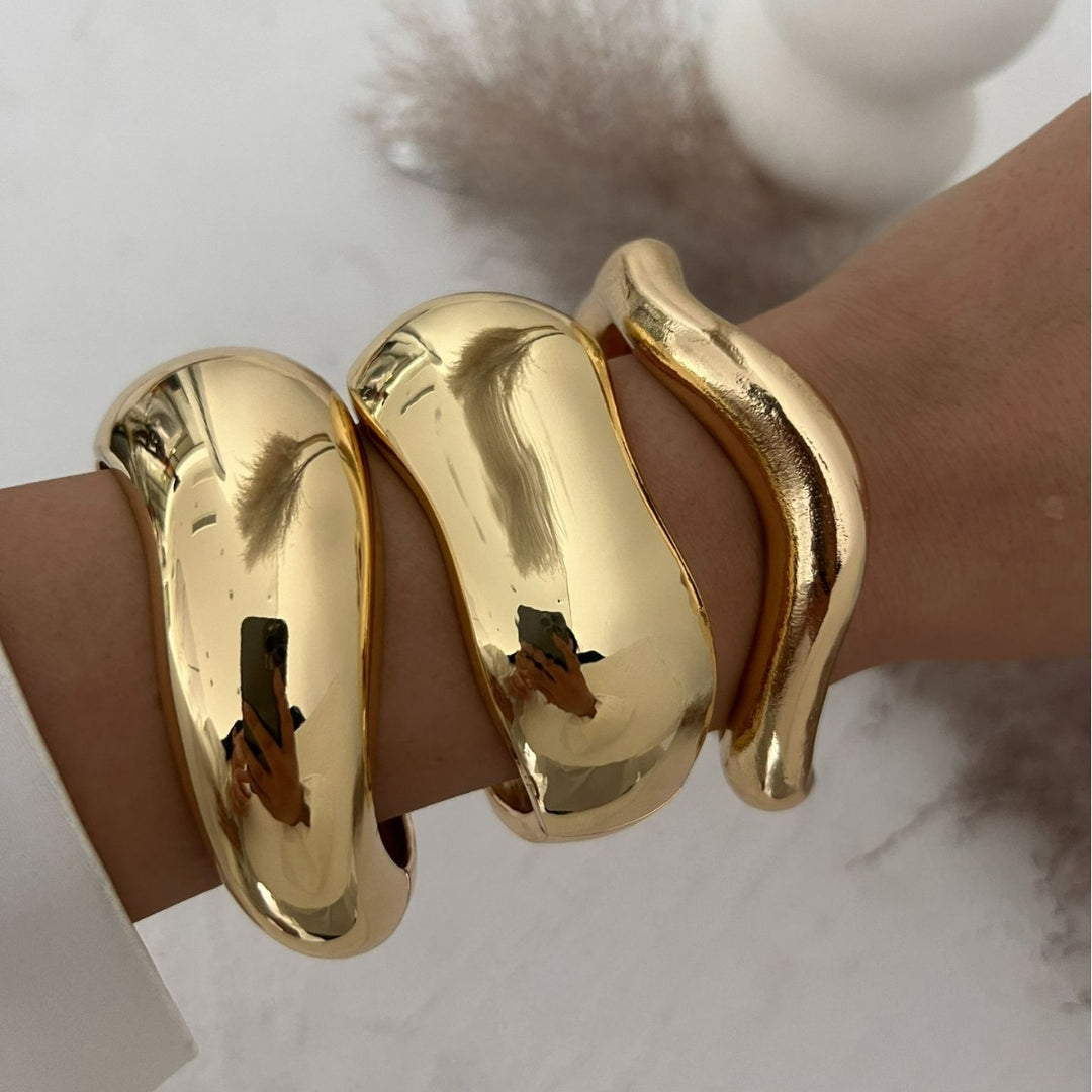 Metal Glossy Surface Water Drop Hug Bracelet