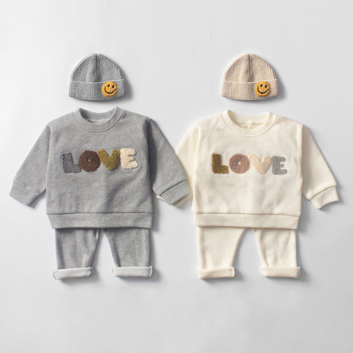 Kinderkleding jongens trui pak beige gekleurd wollen materiaal liefde handdoek borduurwerk baby babykleding twee stukken