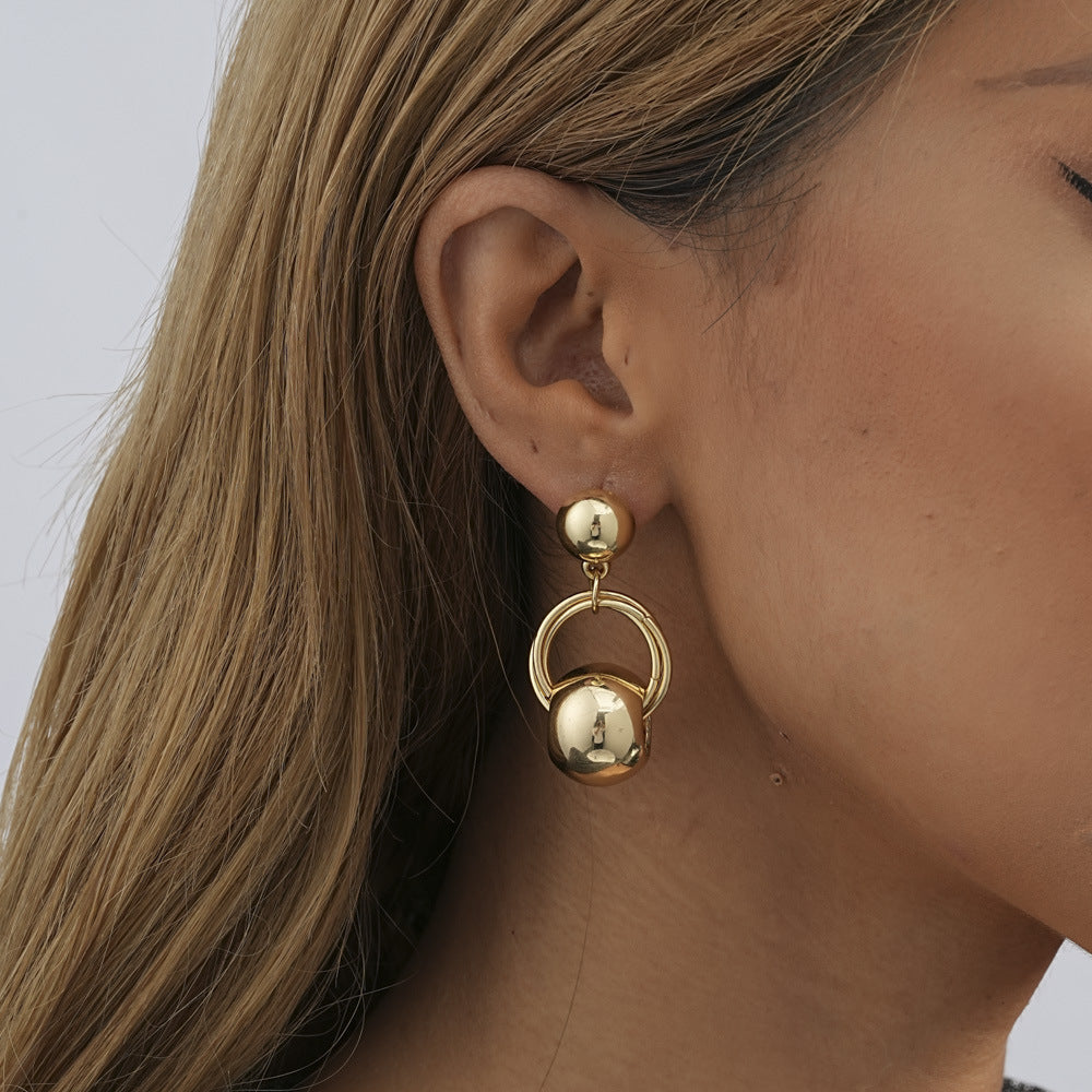 Mode beliebte goldene durchbohrte geometrische Ohrringe