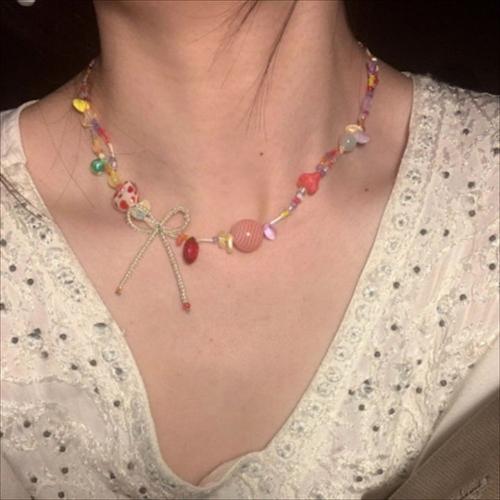 Farbenfrohe Perlenbonbonkette von Frauen