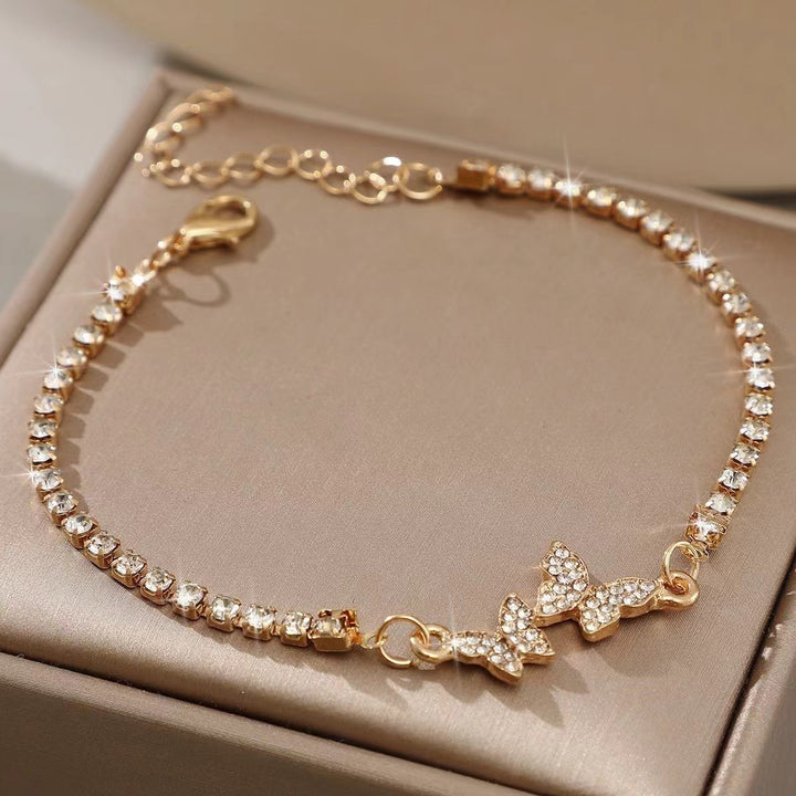 Bracelet de papillon clouté en diamant en diamant pour femmes