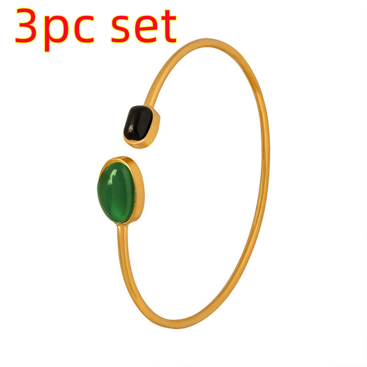 Eenvoudige gouden legering ingelegde groene onregelmatige hars open-end armband armband