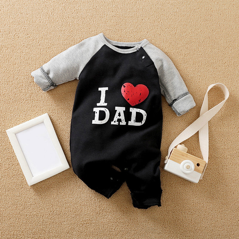 愛の両親の赤ちゃんジャンプスーツの服のロンパー