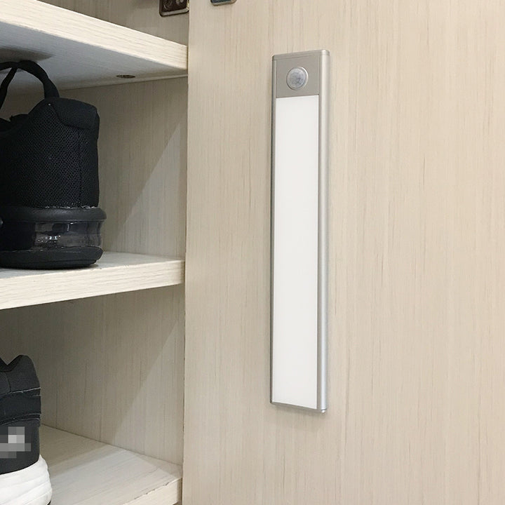 Bevegelsessensor LED under skapets lys USB -oppladbar garderobeskap Nattlys for kjøkken innendørs vegglamper