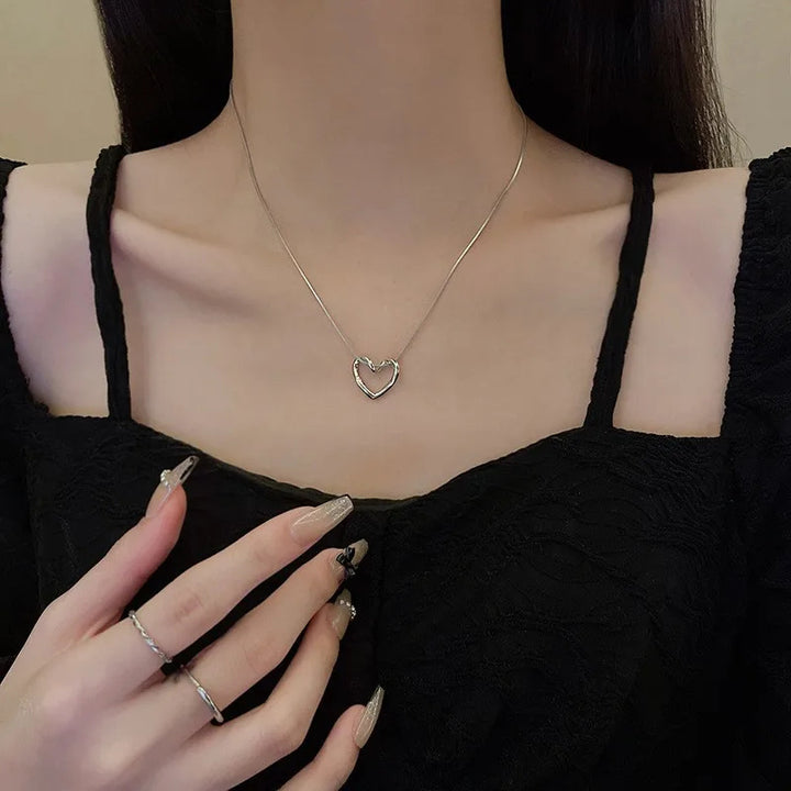 Mode sieraden Taillesless Steel Twist Hollow Heart Hangketting voor vrouwen Spicy Girls Simple sleutelbeen ketens sieraden Gift