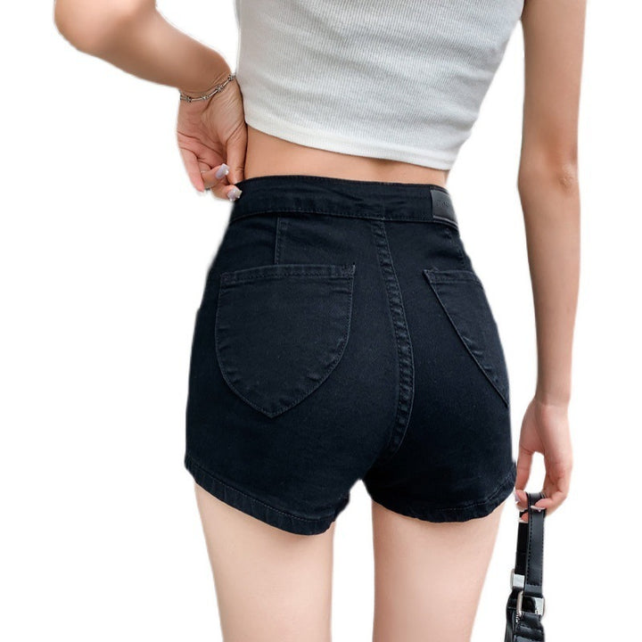 Sexy butt-tevende hottie draagt ​​korte shorts