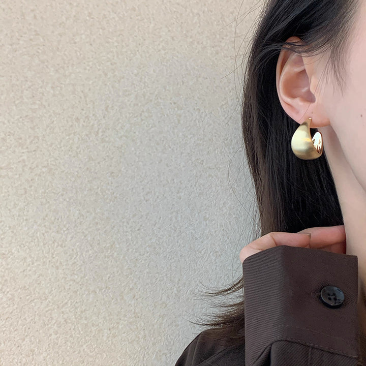 Boucles d'oreilles en argent givrées minimalistes des femmes