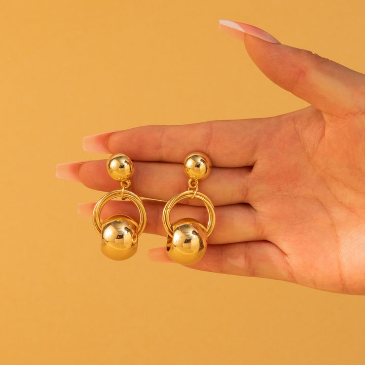 Pendientes geométricos perforados dorados populares de moda