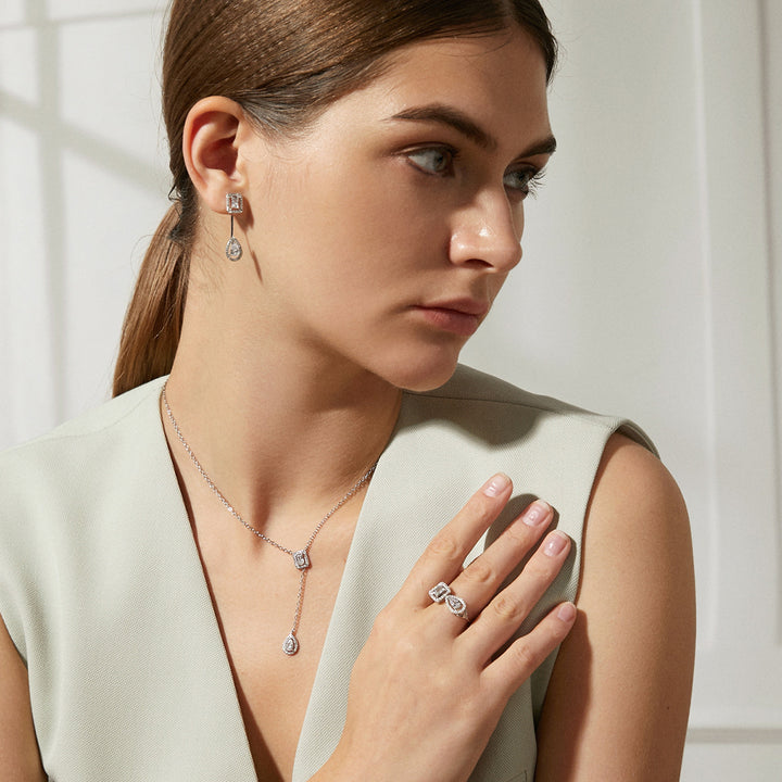 Cobre de mujeres con un collar colgante de circón