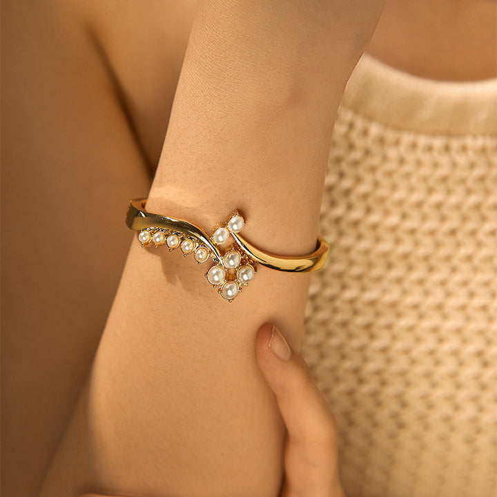 Elegantes minimalistisches Armband der Perlenserie