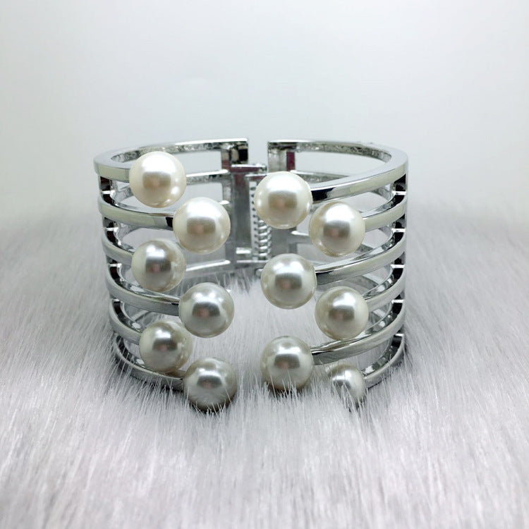 Female pearl bracelet