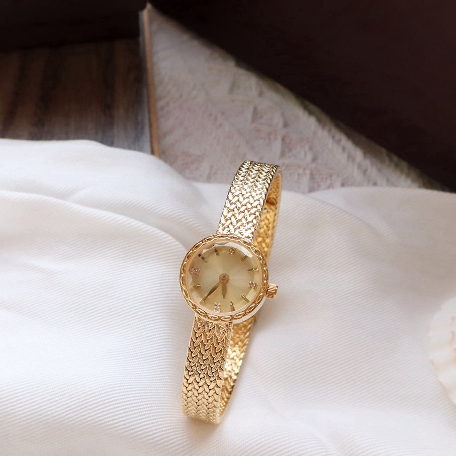 Simple Retro Especial Interés Ligero Luxury Small Gold Women's Watch