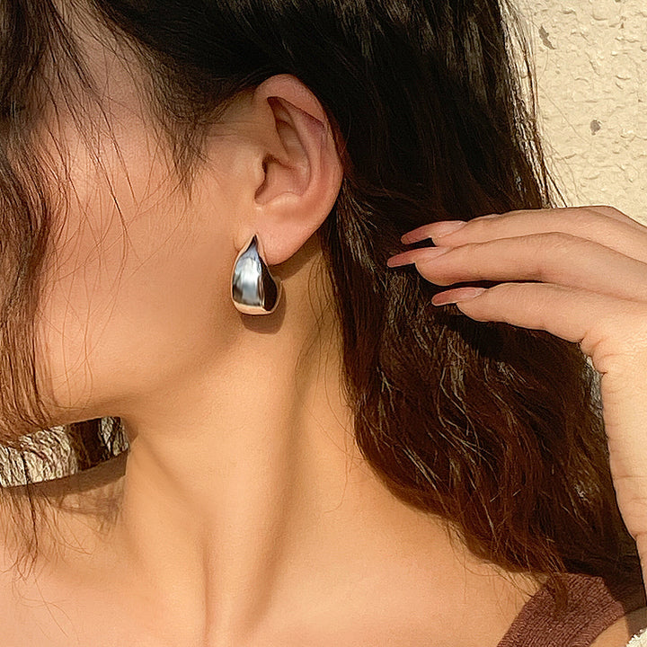 Mode einfache glänzende Wassertropfen -Komma -Ohrringe