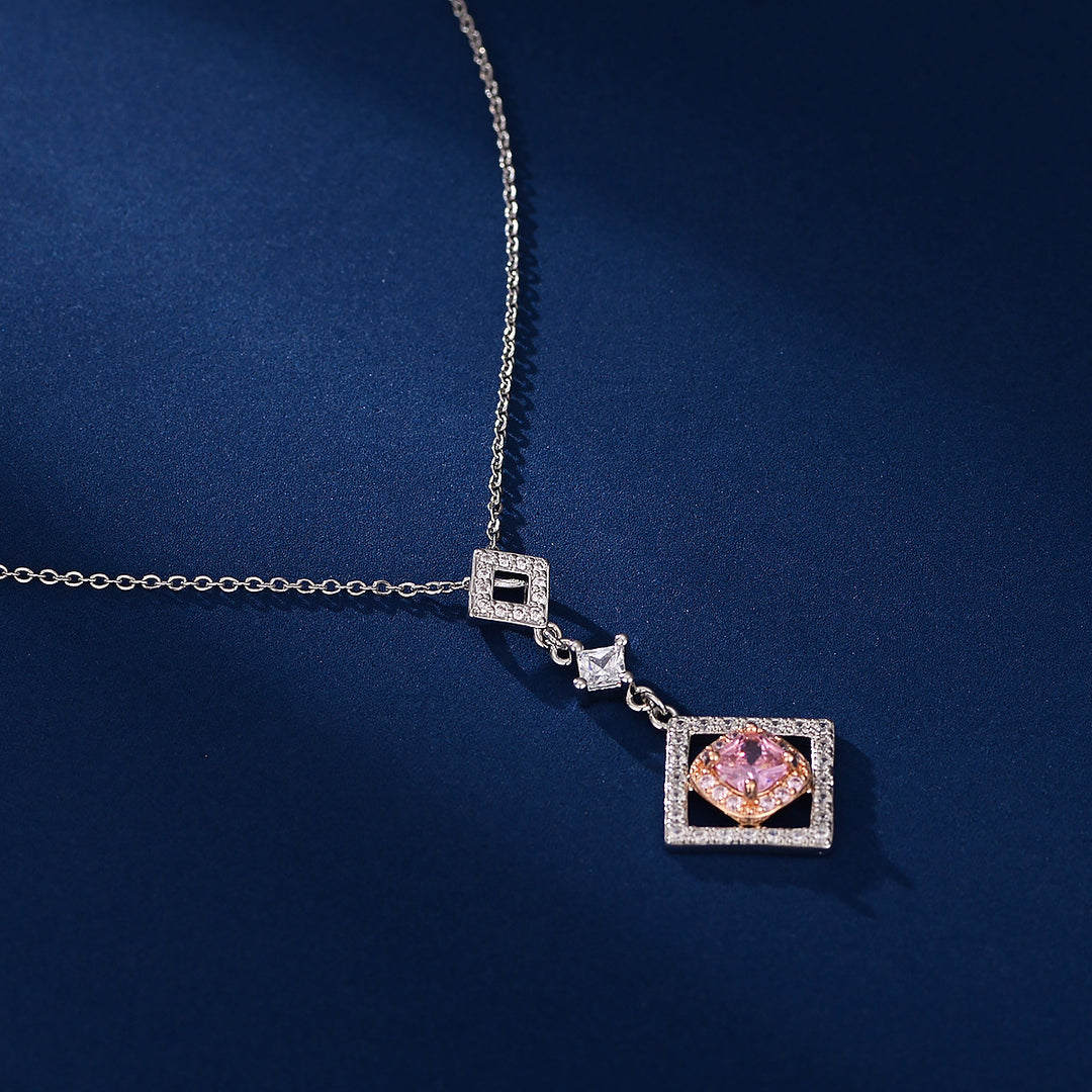 Colier cu pandantiv cu diamant pătrat pentru femei elegante