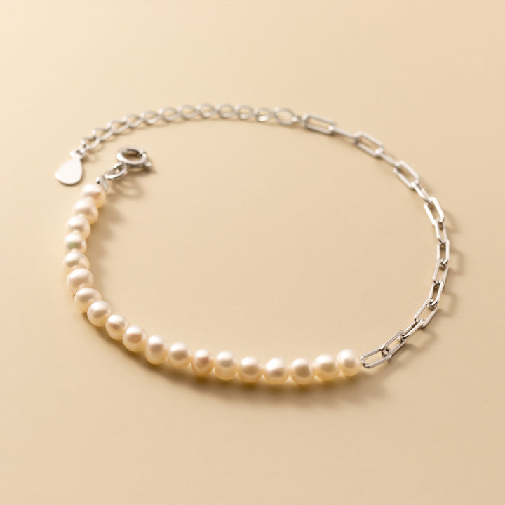 Frauen elegantes Perlenquadrat -Hohlarmband von Frauen